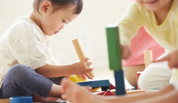 子供が積み木で遊んでいる写真